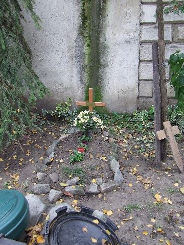 Gino sírja Lébényben