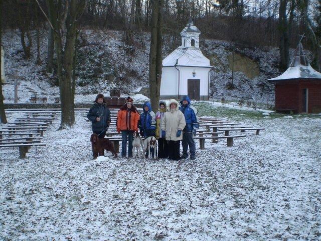 2009.12.31-2010.01.03. Jásd - Újévi bográcsolás - Csoportkép a jásdi templomkertben (Kelly,Ammily,Viki)
